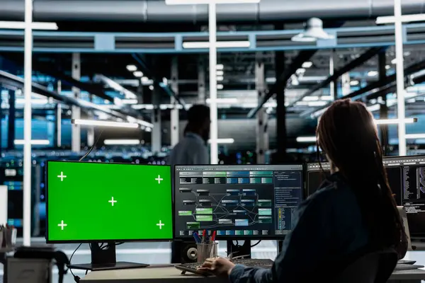 Yeşil ekran PC 'deki veri merkezinde geliştirici makine öğrenme iş yükleri için yapay zeka kullanır. Sunucu merkezinde bilişim uzmanı krom anahtar bilgisayarda yapay zeka kullanarak işlem gerektiren görevleri yerine getiriyor