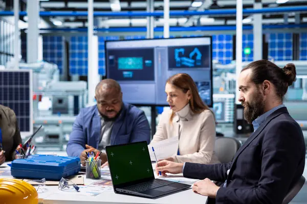 Fabrika araştırma ekibi verileri analiz ediyor, sistem sağlık ölçümlerini model dizüstü bilgisayarla inceliyor. Endüstriyel fabrika yöneticileri kroma anahtar not defteri kullanarak teknik sorunları gideriyorlar