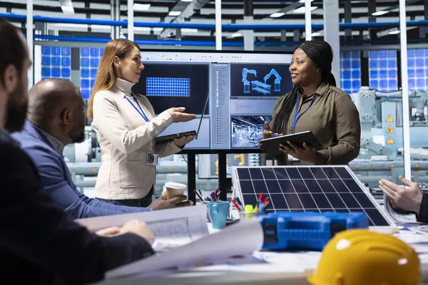 Mühendisler ve bilim insanları, yenilikçi yenilenebilir enerji çözümleri geliştirmek için verileri analiz ederek ve gelişmiş materyallerle deneyler yaparak güneş paneli araştırma ve geliştirme üzerinde işbirliği yapmaktadırlar.