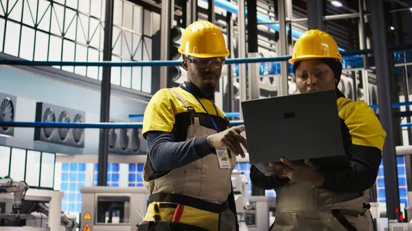 Mühendislik ekibi akıllı fabrikada beyin fırtınası yaparak IoT sensör verilerini analiz ediyor. Fotovoltaik sistemlerin işlevsel güvenilirliğini yöneten sanayi 4.0 fabrika çalışma arkadaşları, kamera A