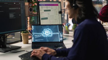 Merkezdeki ajanlar, AI Chatbot 'u kullanarak iş yerindeki sevkiyatları izliyorlar. Müşteri merkezi çalışanları müşteri paketlerinin yerini belirlemek ve durum güncellemeleri sağlamak için yapay zeka yardımı kullanırlar.