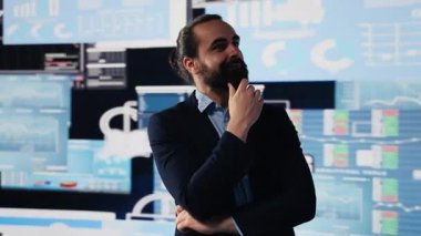 Dijital ortamda bir iş adamının kavramsal imajı ölçüler, stratejik planlama ve teknoloji yoluyla kazanç sağlama üzerine odaklandı. Kavrayış ve öngörü aktivitesi. Kamera A.