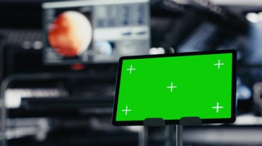 Yeşil ekran tabletinin fütüristik uzay aracı hangarında sistem teşhisi için kullanılan görüntülerini kapatın. Uzay istasyonu kokpitindeki yörüngesel navigasyon verileri için kullanılan krom anahtar aygıtı