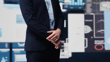 Şirket CEO 'su, başarılı gelişim kararları için strateji modelleri uygulamak amacıyla dijital grafikleri ve iş görüşlerini inceliyor. Patron fintech ile performans verilerini optimize ediyor. Kamera B.