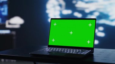 Dijital veriler ve yapay zeka beyin sistemleriyle çevrili dizüstü bilgisayarlar ekranda izole edilmiş. Otomasyon platformları ve bulut hesaplama modern strateji ve yeniliği güvence altına alır. Kamera A.
