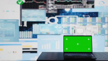 Fintech aylık raporlarının yanındaki dizüstü bilgisayarda izole edilmiş yeşil ekran şirket başarısı için bir strateji sağlıyor. Etkinliği artırmak için eğilim ve bilgi grafikleri gösteriliyor. Kamera B.