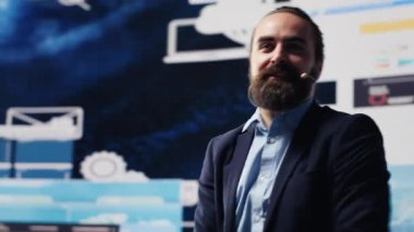 Erkek girişimci, kongrede vizyon sahibi bir iş görüşüne öncülük ederek seyirciyi önemli projelere kaynak sağlamaya teşvik ediyor. İş adamı halk konuşmacısı kalabalığa bir konuşma yapıyor. Kamera A.