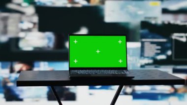 Düşman konumlarının uydu görüntülerinin yanında bir bilgisayarın sahte kroma anahtarı. Savaş planlaması için istihbarat toplamak için kullanılan yüksek teknoloji savunma gücü merkezi. Küresel operasyonları güvenceye alın. Kamera A.