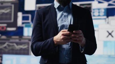 Girişimci, analitik raporları içeren bir metin mesajı gönderiyor ve aktivite geliştirme başarısı için azami performans elde etmeye çalışıyor. Yönetim ve yenilik. Kamera A.