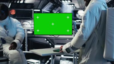 Astronotlar yıldız gemisinde birlikte uçar, izole ekran ekranlarına bakar, çalışmak için örnekler toplarlar. Bilim adamları kırmızı gezegene inmeden önce krom anahtar ekranı kullanıyorlar. Kamera B.