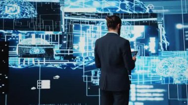 Bilişim uzmanı, derin öğrenme ve algoritmik düşünme için dijital yapay zeka ağları ile etkileşime geçerek, akıllı teknolojik yenilik ve gelecekteki gelişim stratejisini bilimle güvence altına alıyor. Kamera B.