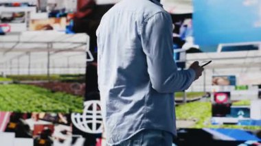 Mobil teknolojiyle küresel bir sosyal medya platformuna bağlanan rahat genç yetişkinler, dijital araçları eğlence ve ilham için kullanıyorlar. İnternet etkileyicileri. Kamera A.