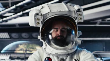 Kaskını tutan neşeli astronot portresi derin uzayı keşfeden bir yıldız gemisinde rutin bakım yapıyor. Gezegen B 'den ayrıldıktan sonra uzay aracının yörünge yörüngesinde mutlu kozmonot yolculukları.