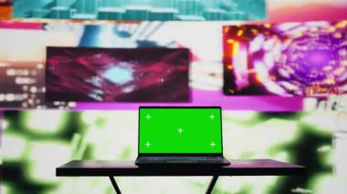 Laptop, karanlıkta parlayan ve kulüp atmosferi yaratan tuhaf görsel sanat klipleriyle çevrili izole edilmiş bir ekran çalıştırıyor. Gece hayatı atmosferi, modern ritimler ve ışıklar. Kamera B.