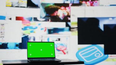 Laptop modern web tasarım sosyal ağ platformlarının yanında yeşil ekran modelini, eğilimlerin görsel temsilini ve mobil etkileşimi gösteriyor. Kullanıcı deneyimi için boş alan. Kamera B.