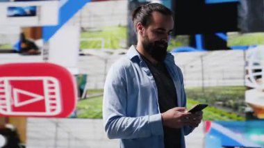 Gerçek zamanlı bildirimleri kontrol eden, takipçilerle etkileşimden hoşlanan ve yaratıcı içeriği sosyal ağ ortamında paylaşan bir gencin modern çevrimiçi yaşam tarzı. Kamera A.