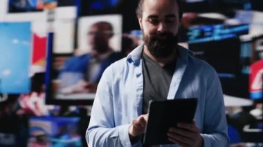 Genç modern insan akıllı telefon uygulamasına ve sosyal sayfalara odaklanmış, arkadaşlarına mesaj atıyor ve küresel erişime yönelik kalite içeriği yaratıyor. Web bağlantısında havalı bir adam. Kamera A.