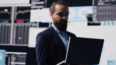 Erkek konuşmacı ve işletme koçu canlı seyircilerle dinamik bir sunum yapıyor. Teknoloji odaklı bir iş etkinliğinde ortak strateji, büyüme fikirleri ve finansal tahminler. Kamera A.