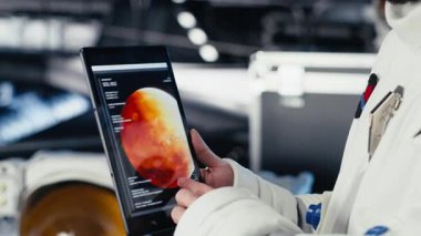 Uzay görevinde insan genleşmesi sırasında Mars 'ın telemetri verilerini kontrol etmek için tablet kullanarak astronotları kapatın. Yıldız gemisindeki kozmonot, kırmızı gezegen yüzeyini analiz ediyor. İnsanoğlunun hayatta kalmasını destekliyor. Kamera B: