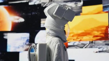 Uzay yürüyüşü sırasında yer çekimsiz ortamda sürüklenen genç erkek kozmonot yıldızlararası macerayı, göksel mucizeyi ve astronotların ve gezegensel keşiflerin geleceğini yansıtıyor. Uzay gemisi. Kamera A.