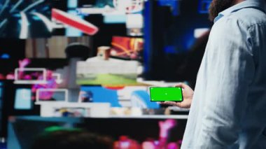 Sosyal medya uygulamalarındaki etkinliklerden hoşlanan, sosyal platformların yanında çevrimiçi bağlantı kuran kişilere odaklanmış. Yenilikçiliği ve mobil teknolojiyi cesaretlendirir. Kamera B.