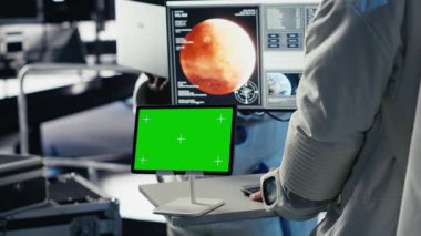 Astronot izleme sistemi tanıları izole ekran tabletinde, uzay görevi sırasında iş arkadaşlarıyla sohbet ediyorlar. Kozmik keşif sırasında B kamerasını kullanarak takım çalışması yapan kozmonotlar.