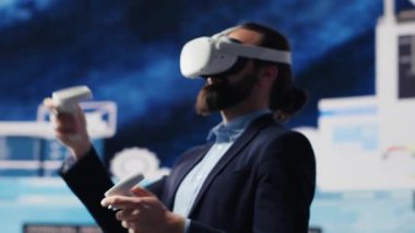 Modern işadamı, performans ölçümleri, teknoloji ve analitik yoluyla stratejik planlama üzerine odaklanmış dijital bir ortamda sanal gerçeklik kulaklığı kullanıyor. Sıkı bir tahminde bulunacağım. Kamera A.