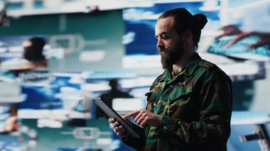 Ordu subayı taktik komuta ve gözetleme faaliyetlerine girdi. Ulusal bir savunma görevinde verileri, istihbaratı ve yapay zeka savaş sistemlerini birleştirdi. Kamera A.