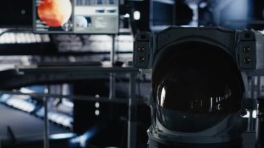 Uzay istasyonundaki dizüstü bilgisayar, Mars 'a kozmik yolculuk sırasında yıldızları ve asteroit desenlerini izliyor. Yıldız gemisindeki defter arayüzü yaklaşan dünya dışı kızıl gezegen keşfi için yörünge yolunu gösteriyor.