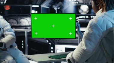 Astronot uzay istasyonundan çıkmadan önce yeşil ekran ekranında analiz yapıyor. Gezegen B 'ye indikten sonra görüntüdeki parametreler doğrulanıyor.