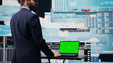 Performans ölçümlerini, finans grafiklerini ve yeni bir yatırım ve karar verme sürecine rehberlik edecek strateji araçlarını inceleyen kroma anahtar ekran genel müdürüyle. Uzun vadeli iş büyümesi. Kamera B.