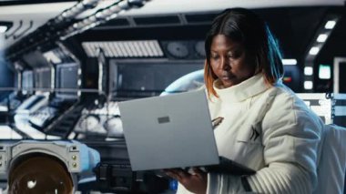 Gezegen yüzeyinden dönen astronot kaskını çıkarıyor, meslektaşıyla konuşuyor ve parametreleri doğrulamak için dizüstü bilgisayar kullanıyor. Kozmonot gezisini tamamlıyor iş arkadaşıyla sohbet ediyor uçuş günlüğünü güncelliyor, kamera B
