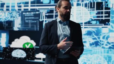 Girişimci sunucu, iş büyümesindeki yapay zeka kullanımını vurgulamak için canlı konferansa ev sahipliği yaparak, nöral ağların ve makine öğreniminin kullanımını gösteriyor. Fintech etkinliği. Kamera A.