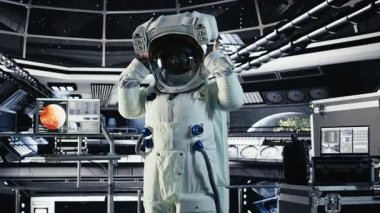 Kafasında miğfer olan neşeli astronot uzay aracı kullanarak uzayda insan genleşmesi yapıyor. Yıldız gemisindeki mutlu Afrikalı Amerikalı kadın, insanlığın uzun vadede hayatta kalmasını destekleyen keşif gezisine hazırlanıyor.