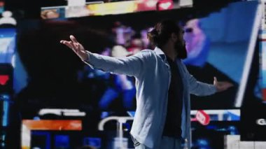 İçerik yaratıcısı canlı bir sunum sunuyor. Sosyal medya, dijital etkileşim ve yaratıcı markalaşma için çevrimiçi bir dinleyici kitlesine eş zamanlı olarak bağlanıyor. Yenilik için trend belirleyici. Kamera A.