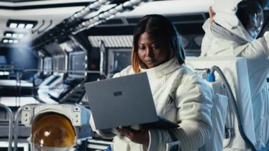 Kozmonot gezegene indikten sonra yıldızgemisinden ayrılıp meslektaşlarına el sallıyor. Astronot, kozmik kökenleri incelemek için planlanmış operasyonlar için uzay istasyonundan çıkıyor, kamera B