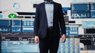 Kariyerindeki başarısını kendine güvenerek kutlayan kendine güvenen patron iş dünyasında büyük bir başarı elde etti. Kendine lüks bir hayat kuran, büyük hayaller kuran bir adam. Kamera B.