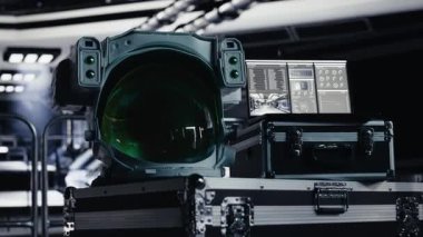 Yörünge uçuşunda uzay gemisindeki dizüstü bilgisayarın yanında kırmızı ışık yanıp sönüyor. Gezegen gezisindeki arıza uyarısından etkilenen kozmonot teçhizatı