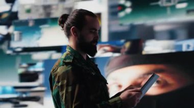 Asker, dijital teknoloji ve tehdit tespit araçları kullanarak, modern askeri stratejiler sergileyerek sanal savaş alanında faaliyet gösteriyor. Aktif operasyonlarda güvenli iletişim sağlanıyor. Kamera A.