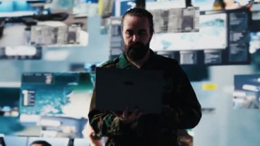 Askeri memur gözetlemedeki verileri inceliyor ve taktik operasyonlar üzerinde çalışıyor, teknik görev kontrol. Asker tehdit tespit elektronik sistemlerini ulusal çıkarlar için kullanıyor. Kamera A.
