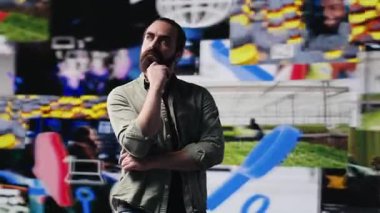 Mobil teknoloji vasıtasıyla küresel bir sosyal medya kitlesine bağlanan içerik yaratıcısı, hikaye anlatma ve markalaşma için dijital araçlar kullanarak çevrimiçi varlık yaratıyor. Kamera A.