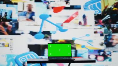 Sosyal ağ uygulamalarının, modern web tasarımının ve kolay çevrimiçi bağlantı için kullanıcı arayüzünün yanındaki dizüstü bilgisayarda kopyalama alanı modeli çalıştırılıyor. Medyada mobil etkileşim. Kamera B.