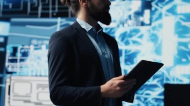 Teknolojiden anlayan yönetici yapay zeka beyin programını bir tablette inceliyor, algoritmik düşünme ve sinirsel ağlar yoluyla derin öğrenmeyi keşfediyor. Yapay zeka kodlaması. Kamera A.