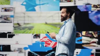 Dijital dünyadaki bir sosyal ağa bağlanan genç ve rahat bir yetişkin, cep telefonu bağlantısını inceliyor. Hikaye anlatma ve eğlence için aletlere yatırım yapan adam, web tasarımı. Kamera B.