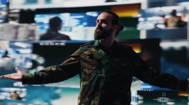 Ordu subayı ulusal güvenlik için tehdit tespit araçları kullanarak dijital teknoloji ve uydu verileriyle ulusal savunma operasyonlarında çalışıyor. Bir görev için modern strateji uyguluyoruz. Kamera A.