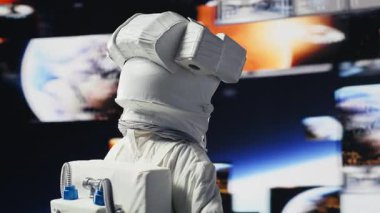 Uzay adamı yıldızlarla ve geniş galaksiyle çevrili bir uzay görevinde bilim ve keşif sergiliyor. İçinde miğfer taşıyan bir astronot evrende seyahat ediyor, insan merakı. Kamera A.