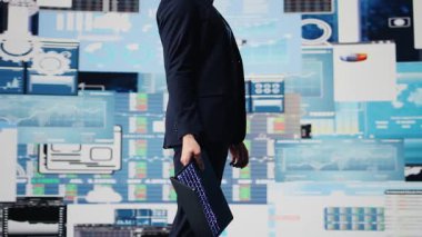 İş adamı performans ölçütlerinin desteğiyle yeni bir strateji planlıyor, uluslararası organizasyon kuruyor. Yeni büyüme fikirleri için gösterge panelleri ve projeksiyonlar kullanılıyor. Kamera B.