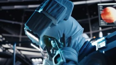 Sessiz yörünge istasyonunda, uzayın derinliklerinde duygu yüklü bir adam. Sıkıcı astronot, uzun bir görev süresinden sonra boş boş bakıyor. Kamera B: