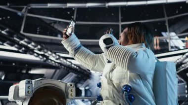 Neşeli astronot Mars 'a keşif görevine giderken akıllı telefonuyla yörünge istasyonunda selfie çeker. Gezegen araştırması sırasında kadın telefonla fotoğraf çekiyor, kamera B
