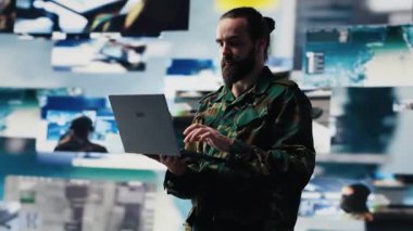 Silahlı kuvvetler askeri, savaş stratejileri ve savaş alanı ayrıntılarıyla savaşa hazırlanan dijital insansız hava aracı sistemlerinden gözetim topluyor. Komuta merkezinde savaş planlama operasyonları. Kamera A.